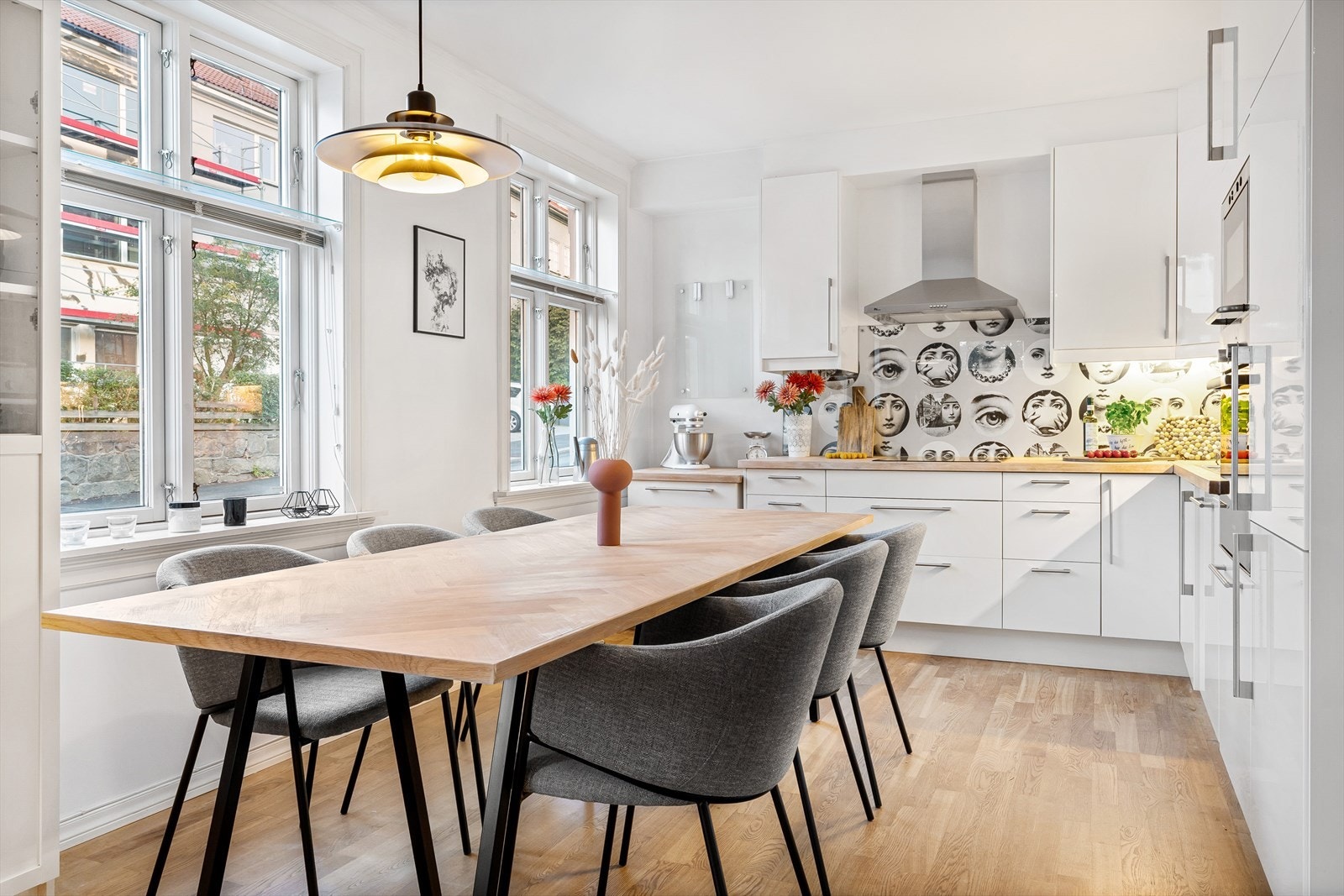 Et meget sosialt kjøkken, her er det koselig å invitere på middag! Galleribilde