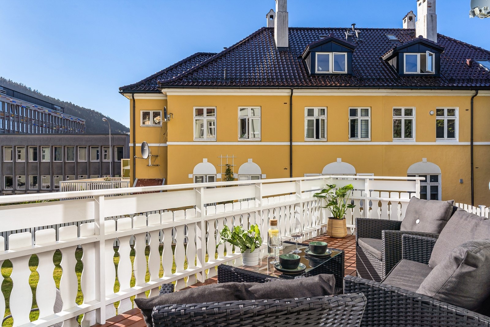 Leiligheten har en flott beliggenhet i forhold til tur og fjell, du kan ta en fin joggetur rundt Store Lungegårdsvannet eller turen opp på Ulriken. Galleribilde