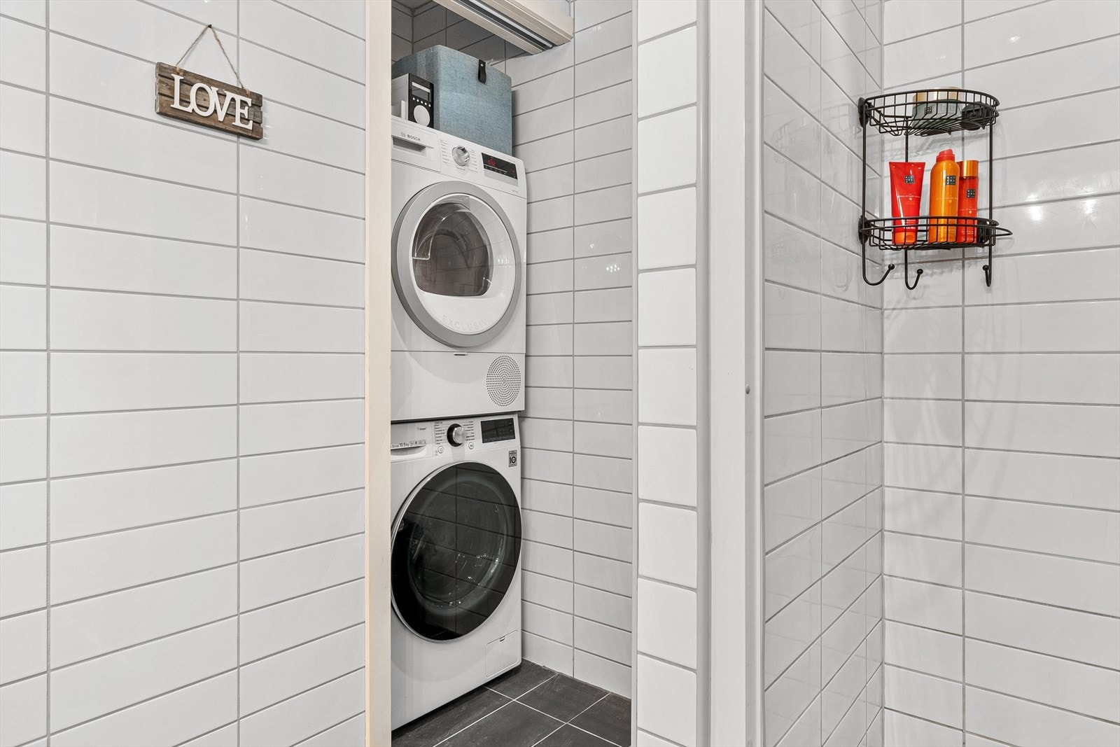 Det er opplegg for vaskemaskin og tørketrommel, dette er praktisk gjemt bort i et hjørne. Galleribilde