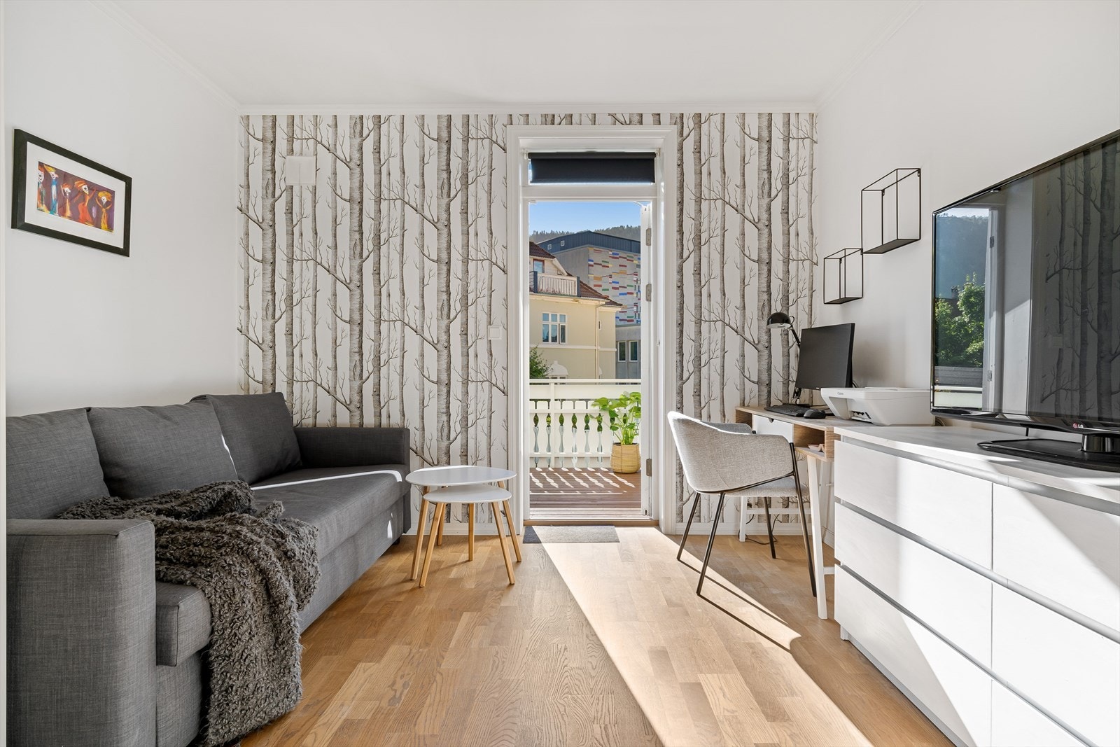 Her er det utgang til en flott sørvest vendt terrasse. Galleribilde