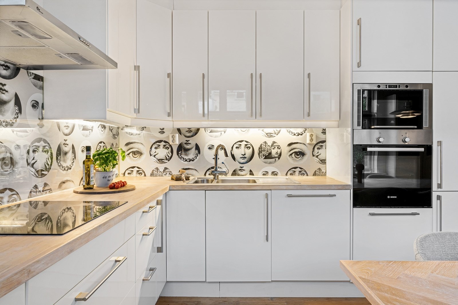 Det er integrert platetopp m/induksjon, stekeovn, micro, oppvaskmaksin og kjøleskap m/frysedel. Galleribilde