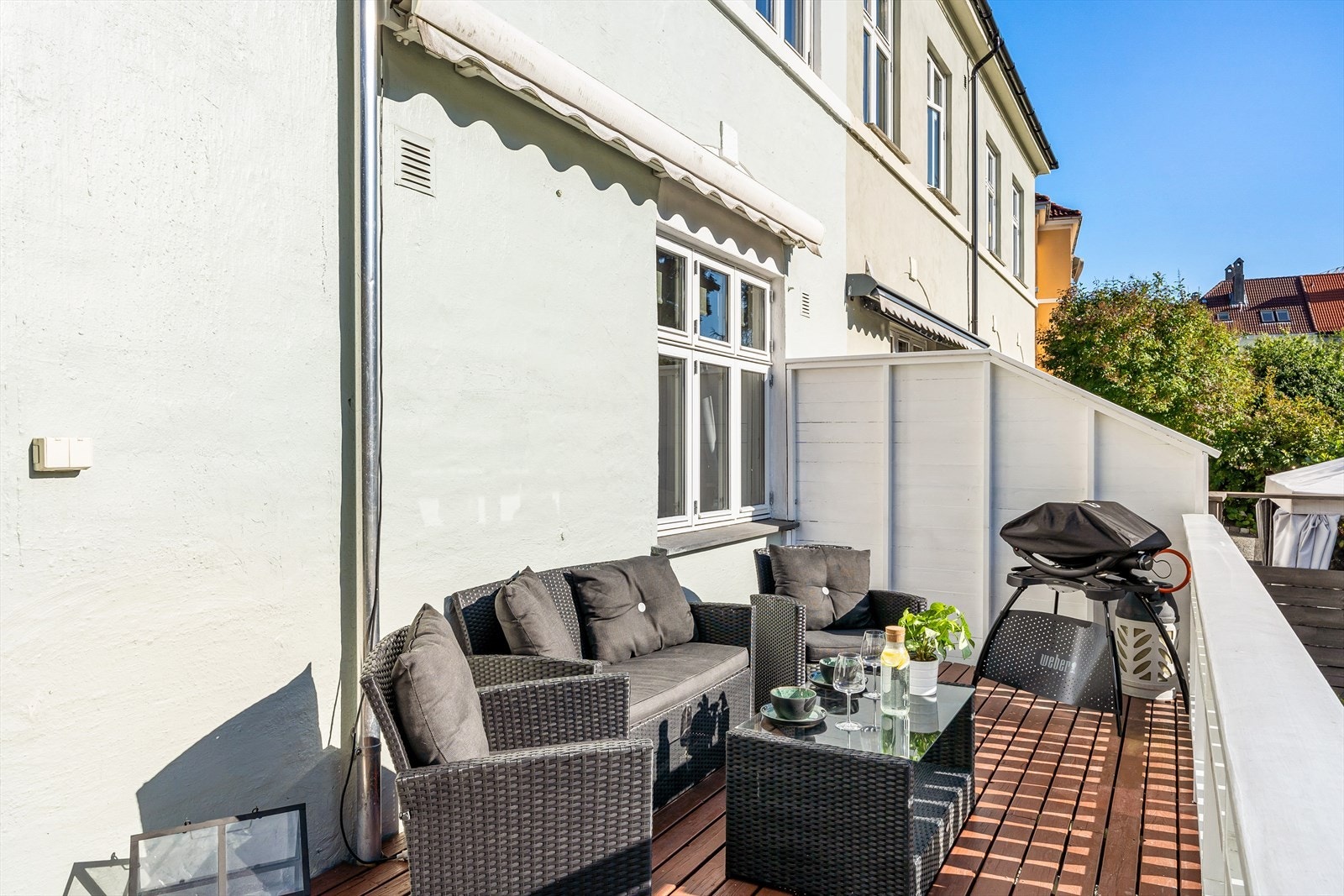 På terrassen er det god plass til både sittegruppe og grill. Galleribilde