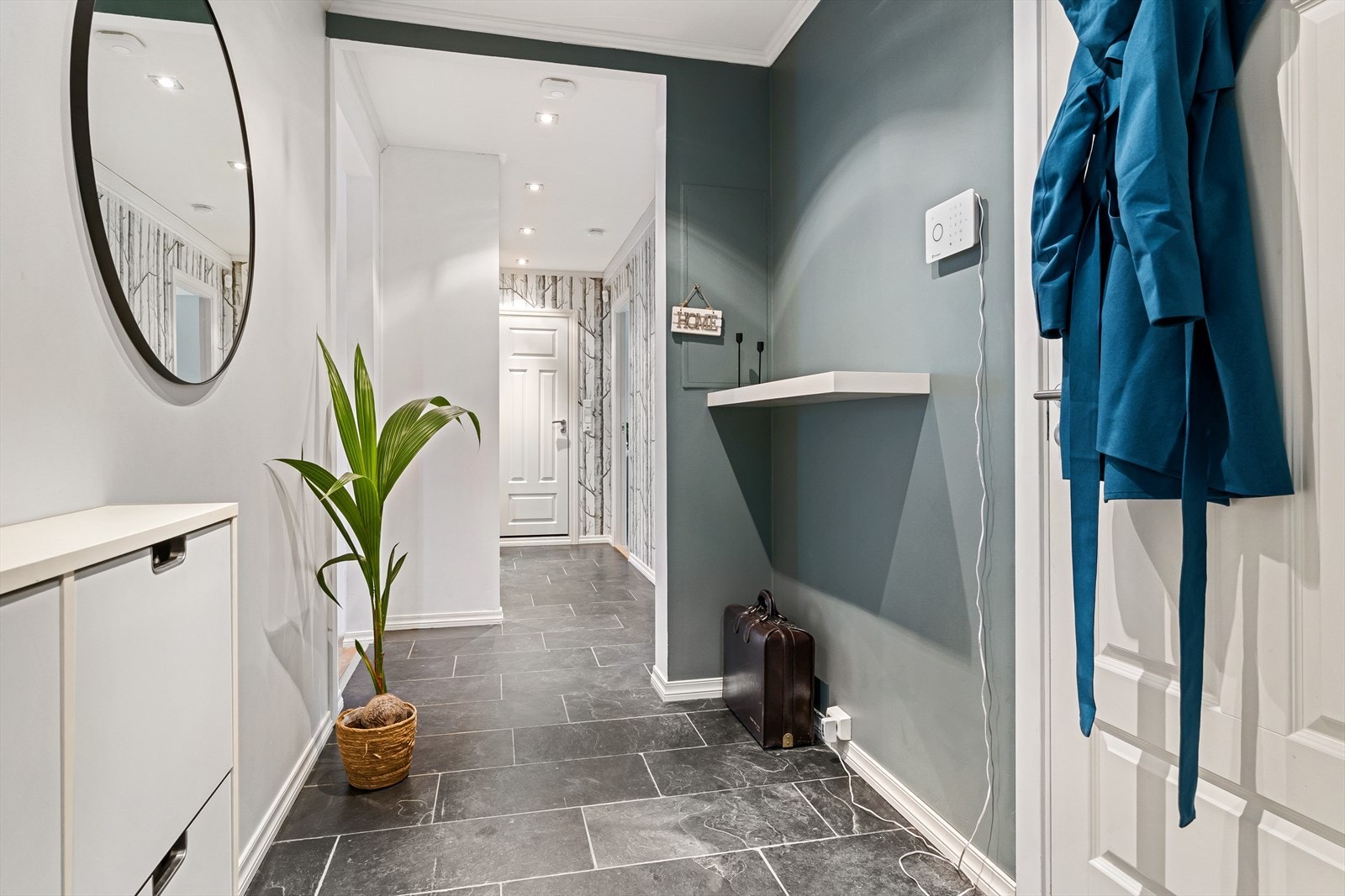 Man får et flott førsteinntrykk av leiligheten ved entré. Galleribilde