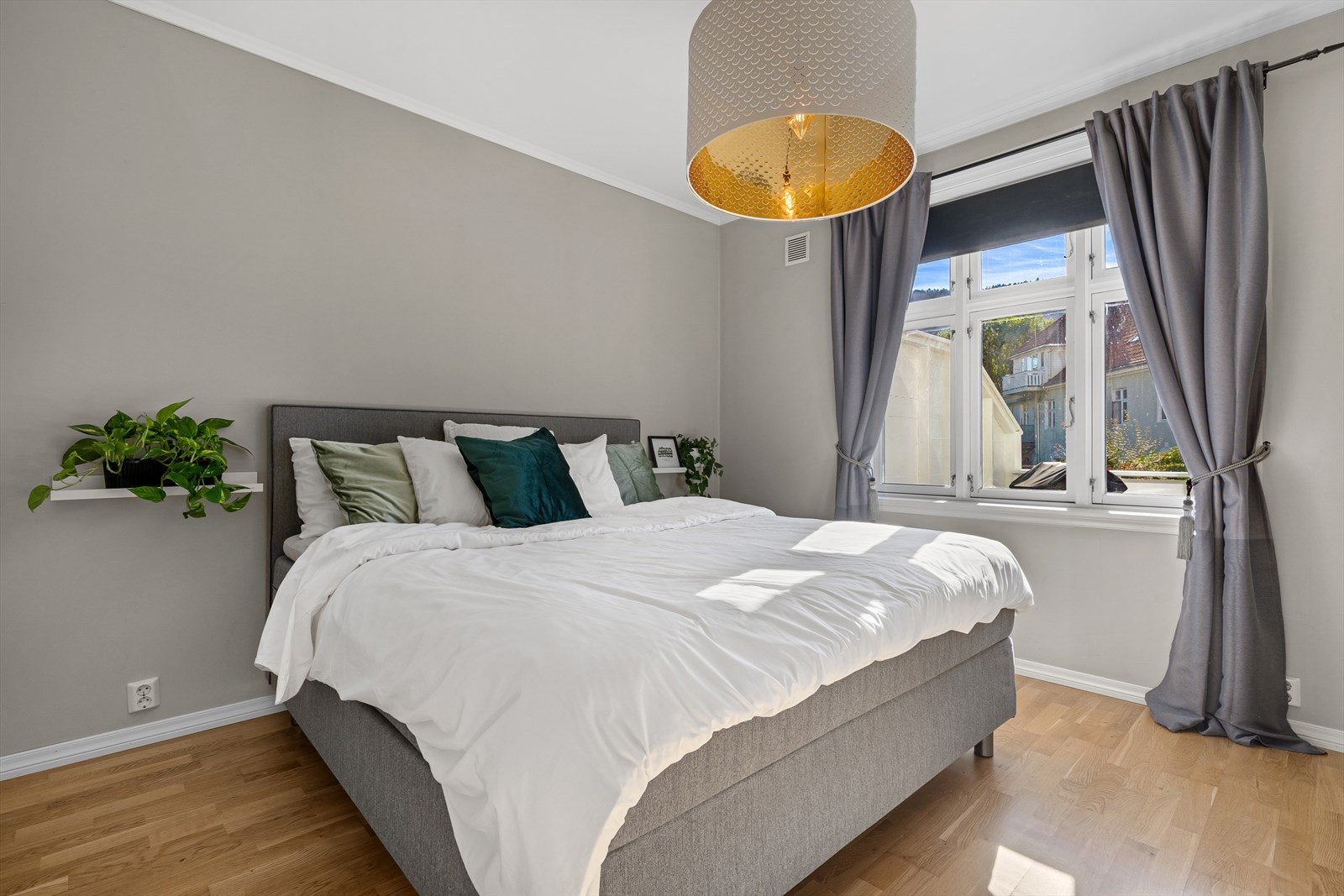 Hovedsoverommet er malt i en behagelig gråfarge med god plass til dobbeltseng med tilhørende møblement. Galleribilde