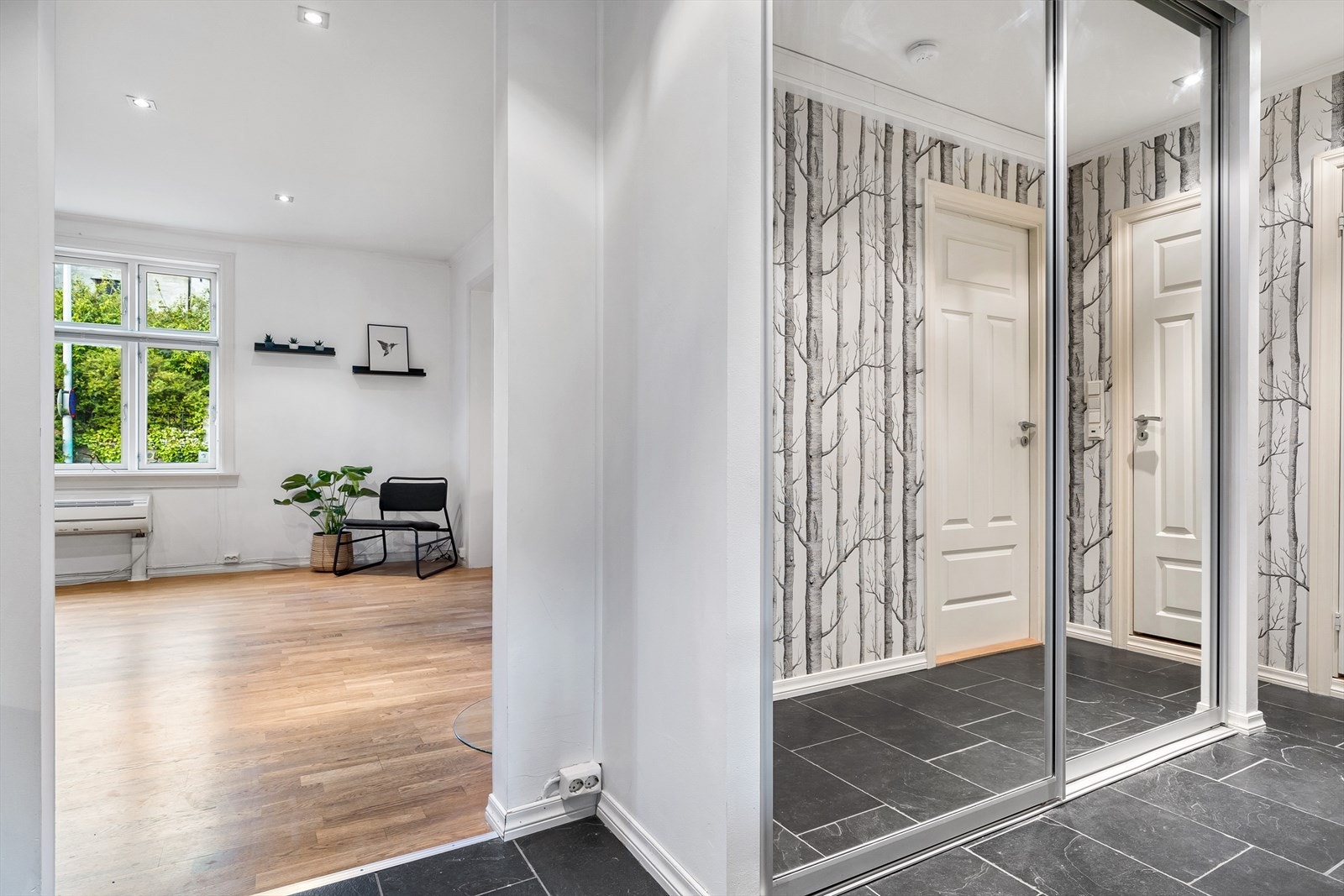 Her er det god plass for oppheng av yttertøy, det er innredet med et praktisk garderobeskap. Galleribilde