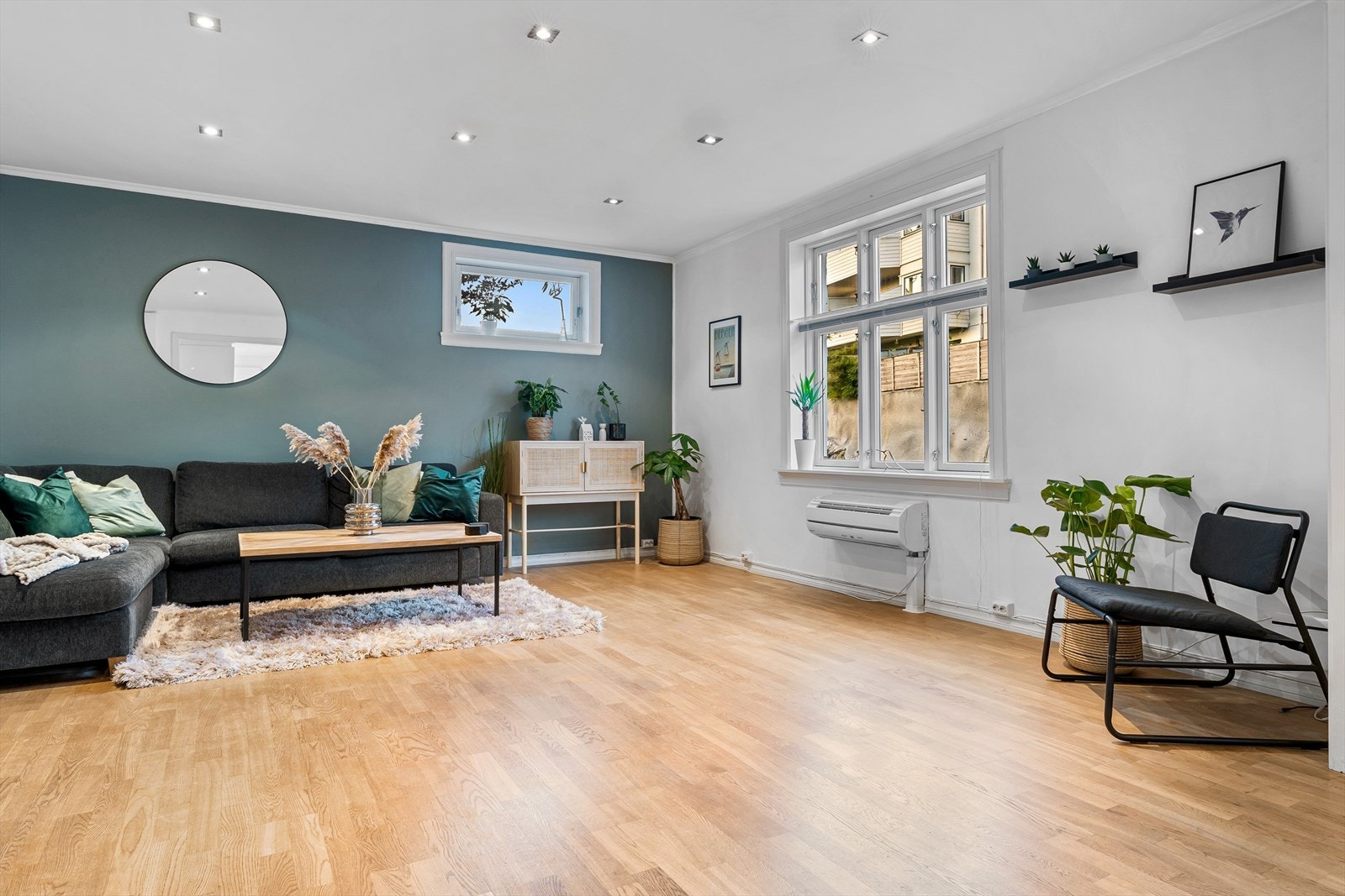 Rikelig med lysinnslipp fra vinduene. Galleribilde