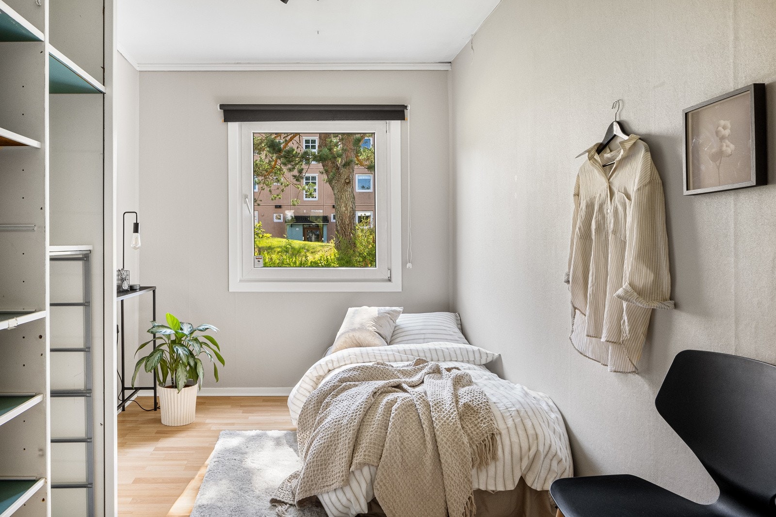 Her er garderobeinnredning som gir rikelig med plass for klær og sko. Galleribilde