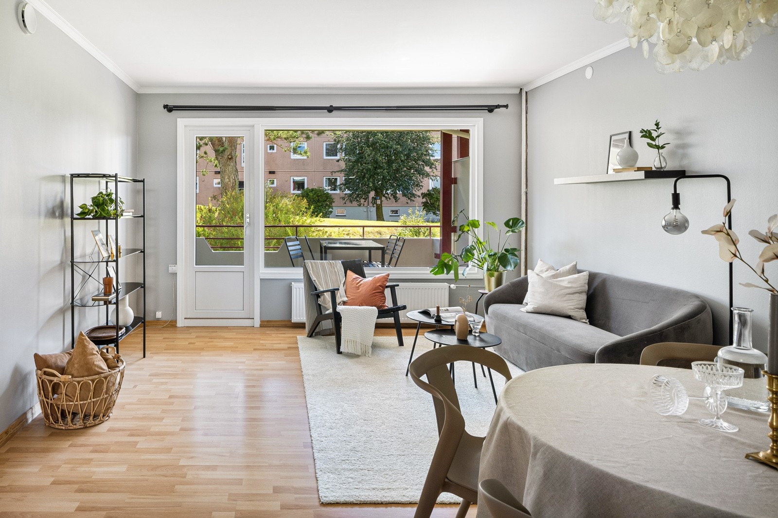 Stor og luftig stue med gode møbleringsmuligheter. Galleribilde