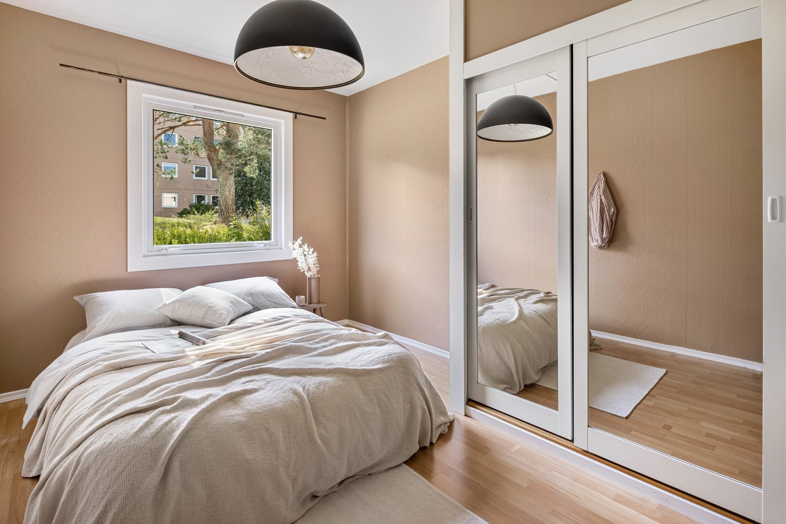 Soverom 1 er romslig av størrelsen og har skyvedørsgarderobe Galleribilde