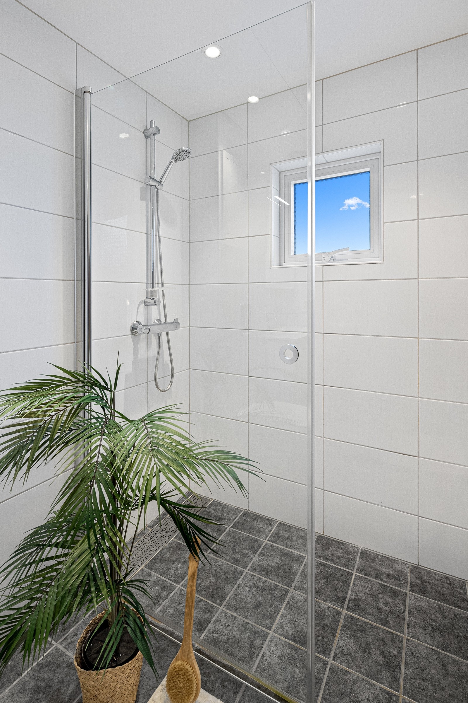 Badet har varmekabler i gulv og opplegg for vaskemaskin slik at klesvasken enkelt kan utføres fra eget bad. Galleribilde
