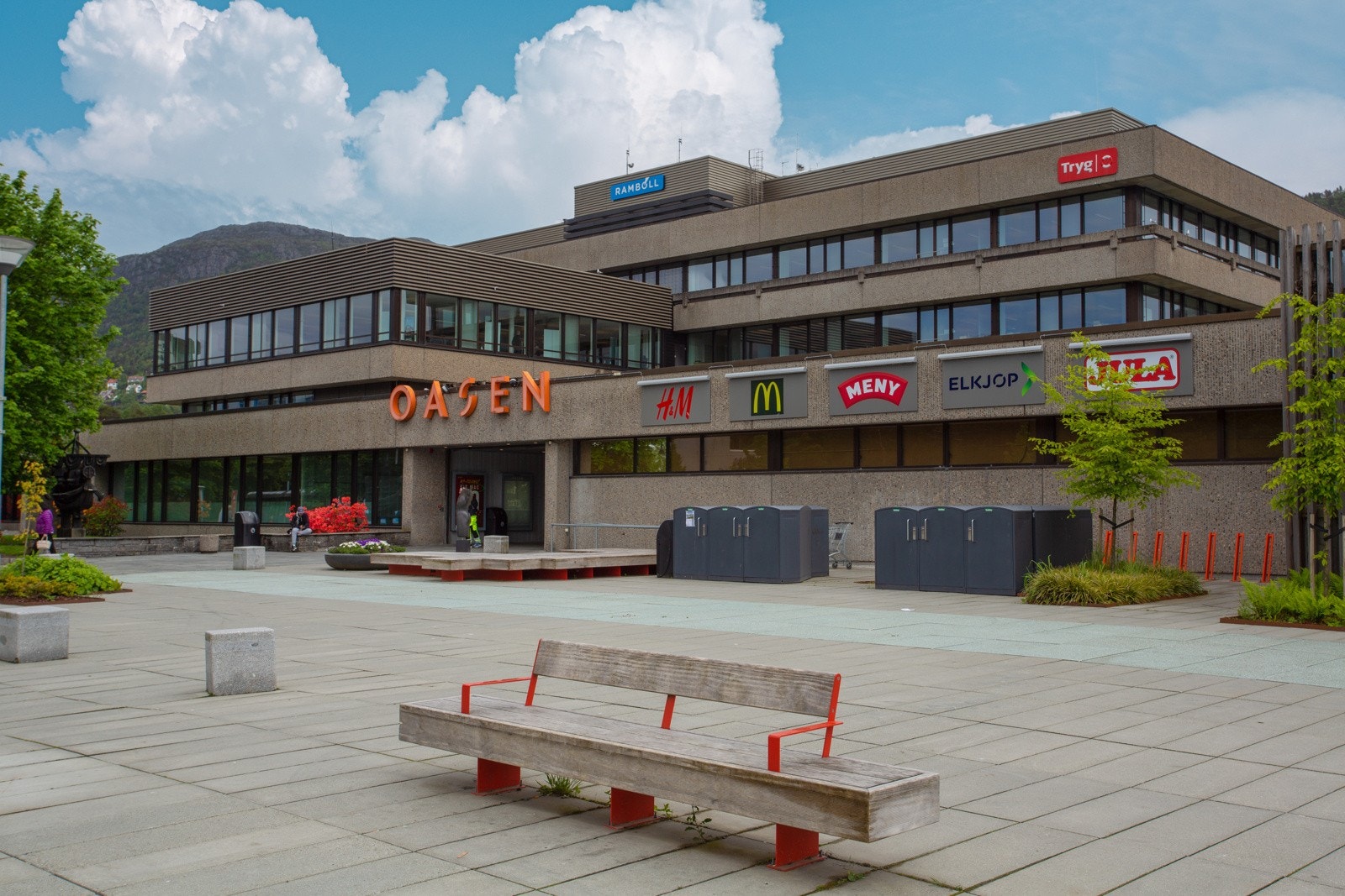 Det er kort vei til Oasen Storsenter hvor du finner utallige butikk - og servicetilbud. Galleribilde