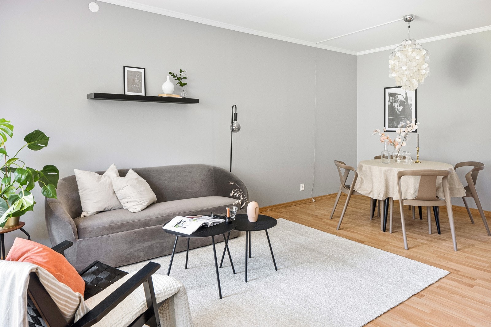 Stuen lar seg enkelt innrede med både sofagruppe og TV-møbel. Galleribilde