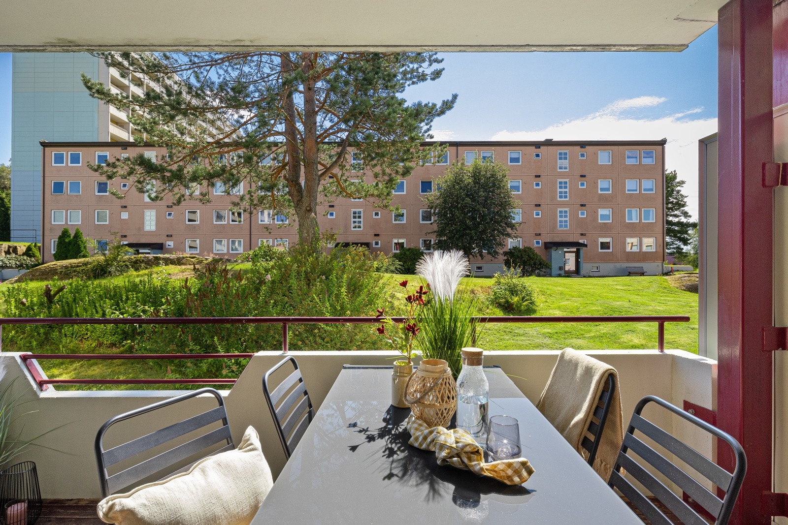 Terrassen har god plass til sittegruppe. Galleribilde