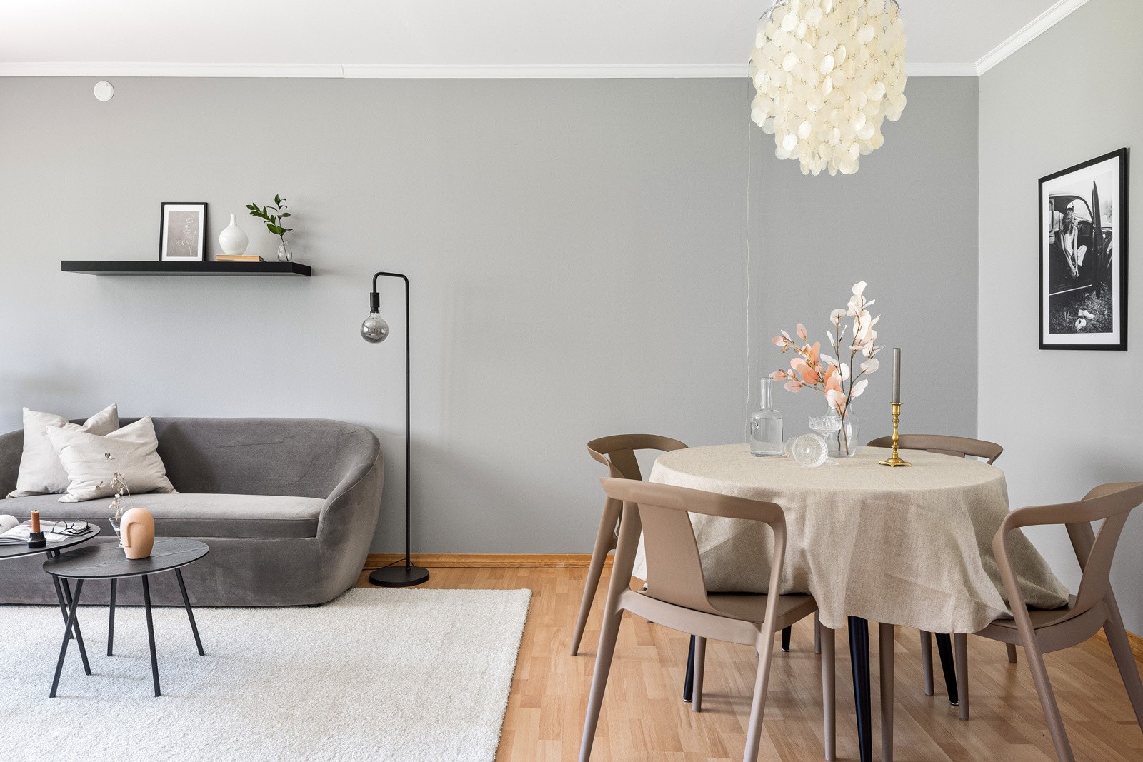 I stuen er det god plass til spiebordsgruppe. Galleribilde