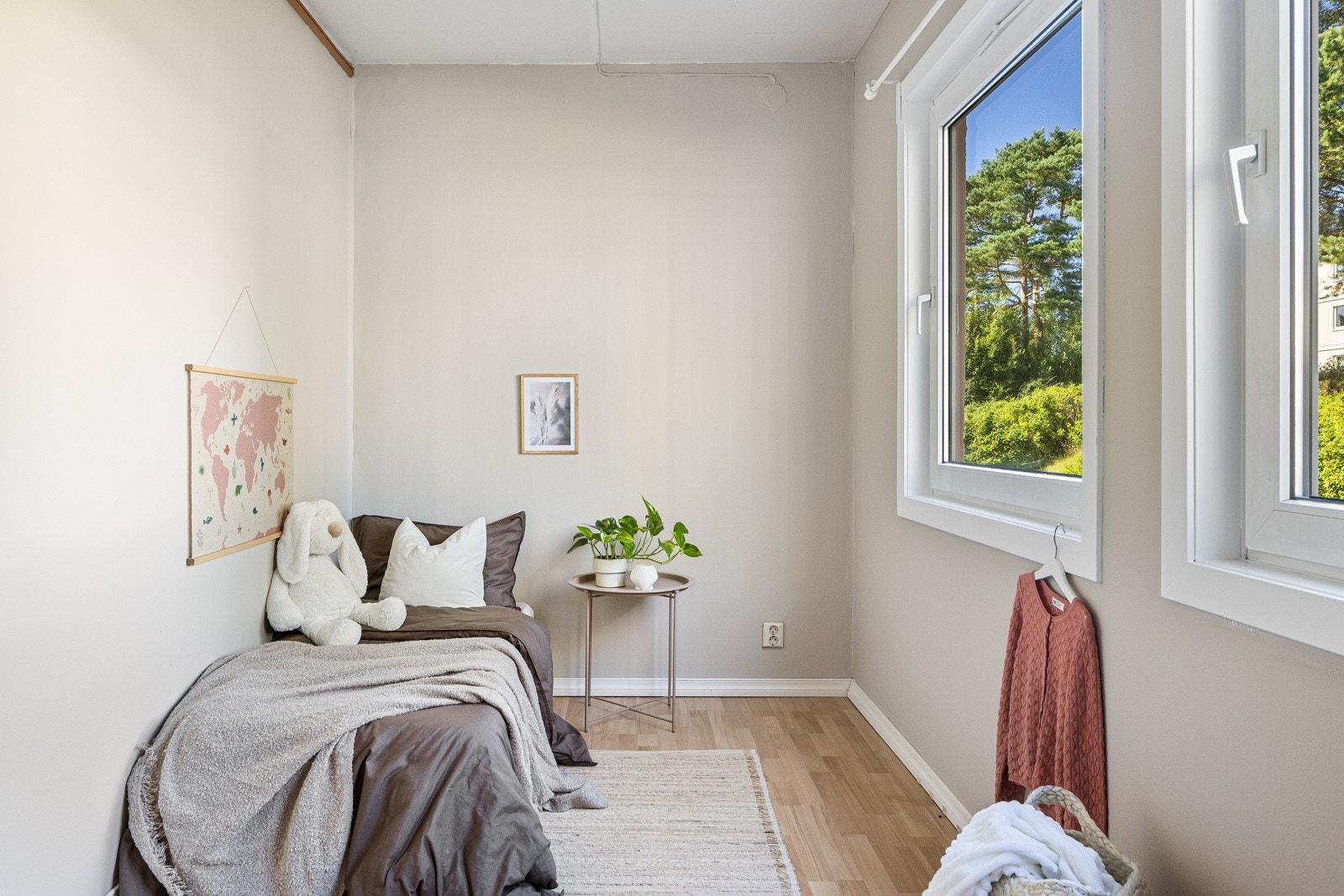 Soverom 3 har plass til ønsket innredning - seng, nattbord og garderobeskap. Galleribilde