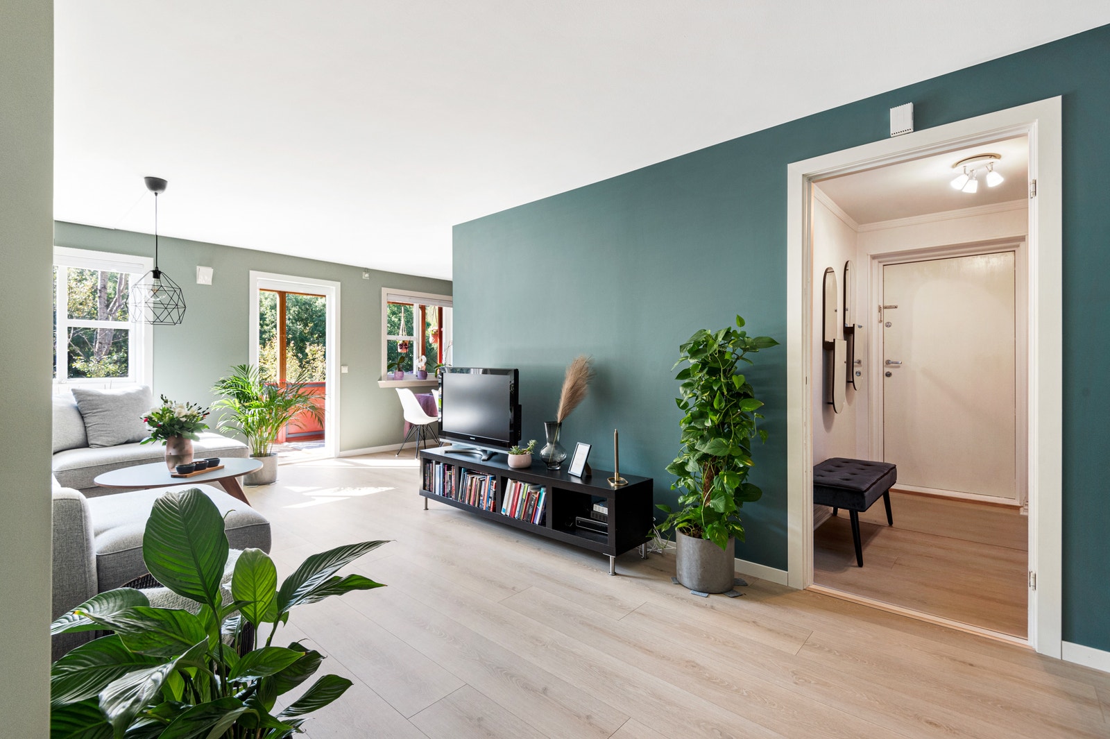 Store vindusflater slipper inn godt med naturlig lys. Galleribilde