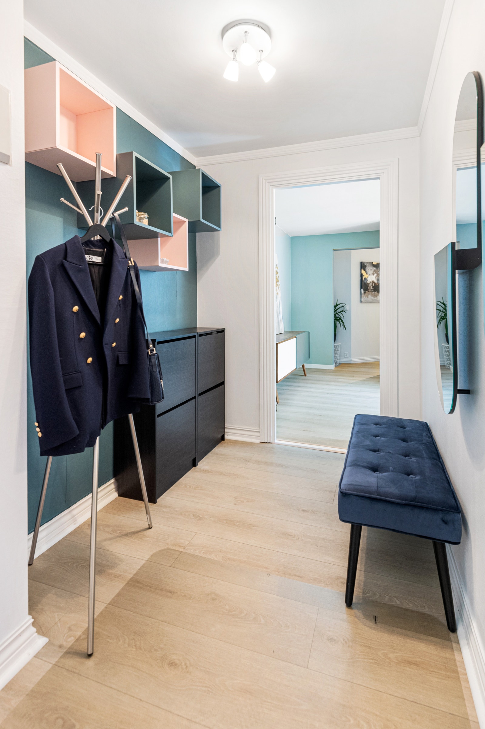 Entré: Leiligheten har en innbydende og romslig entré med lyse flater, parkett på gulv. God plass til oppheng av yttertøy og kommode/ garderobeløsning. Galleribilde