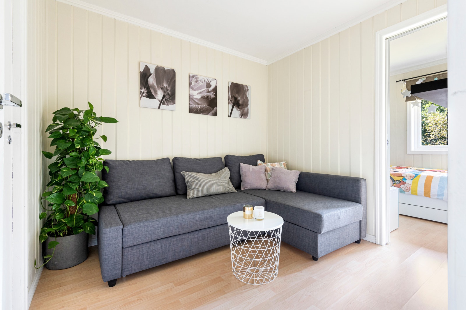 Det andre soverommet er praktisk delt i to med vegg og skyvedør slik at det kan brukes som kontor/walk-in closet i tillegg. Galleribilde