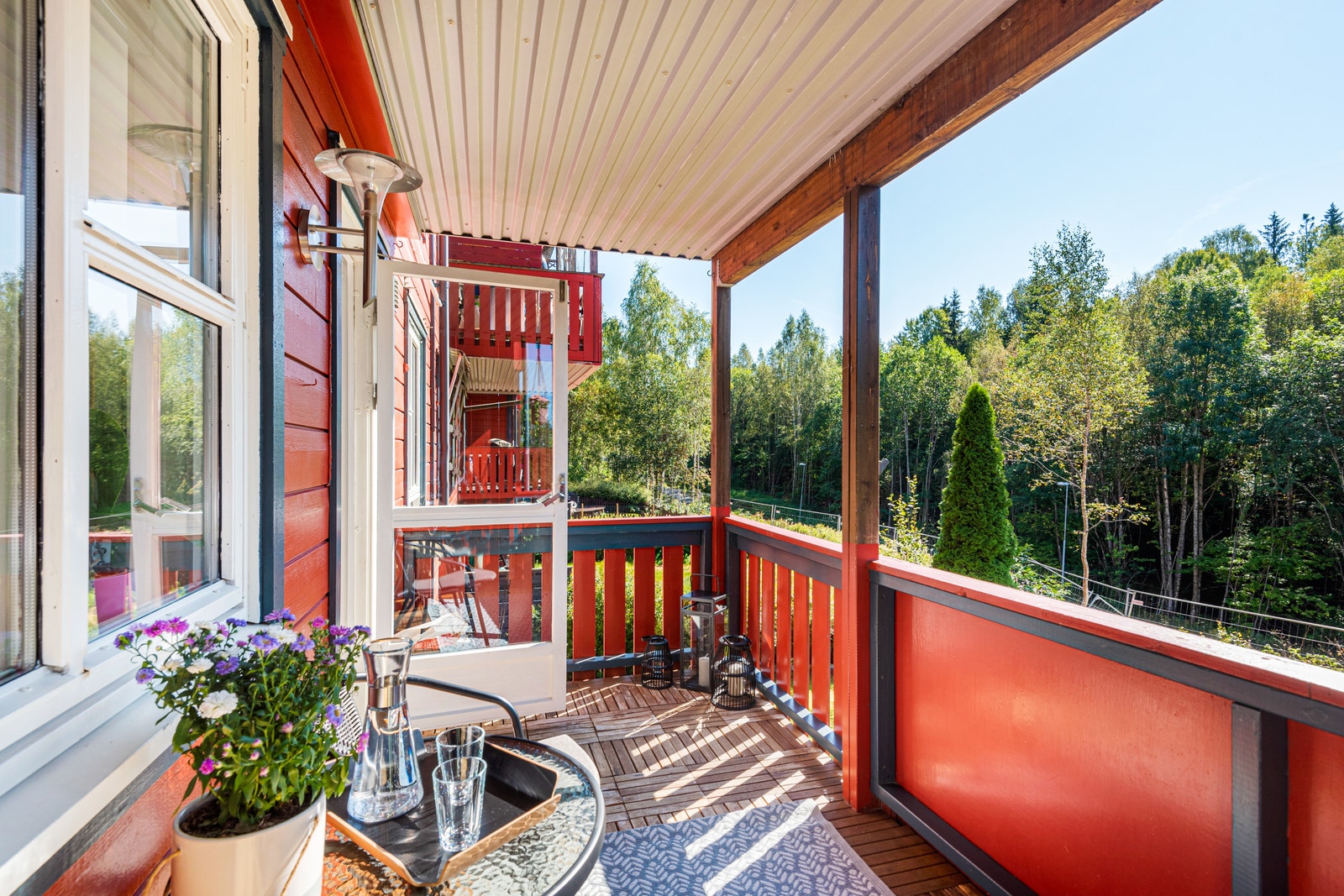 Plass til både hagemøbler og grill på verandaen. Galleribilde
