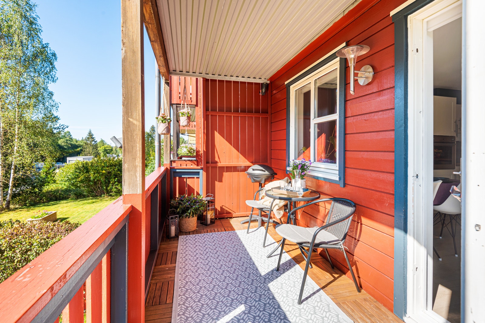 Gode solforhold og fint utsyn fra veranda. Galleribilde