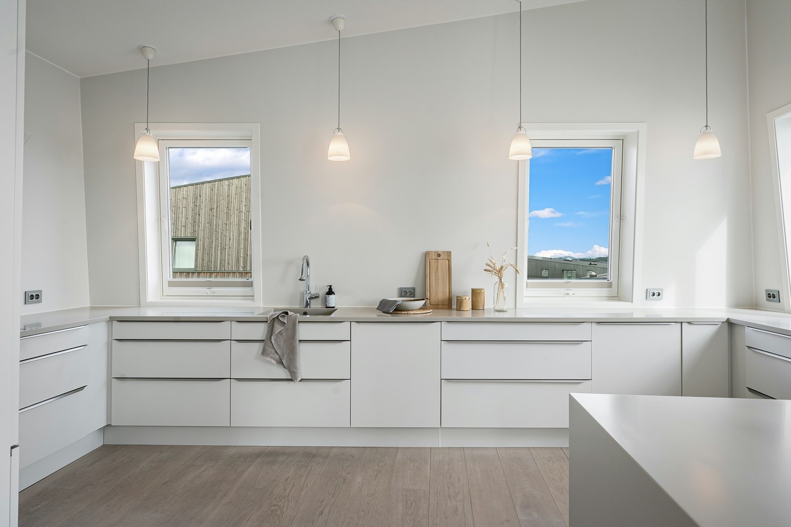 HTH kjøkkeninnredning med corian benkeplate Galleribilde