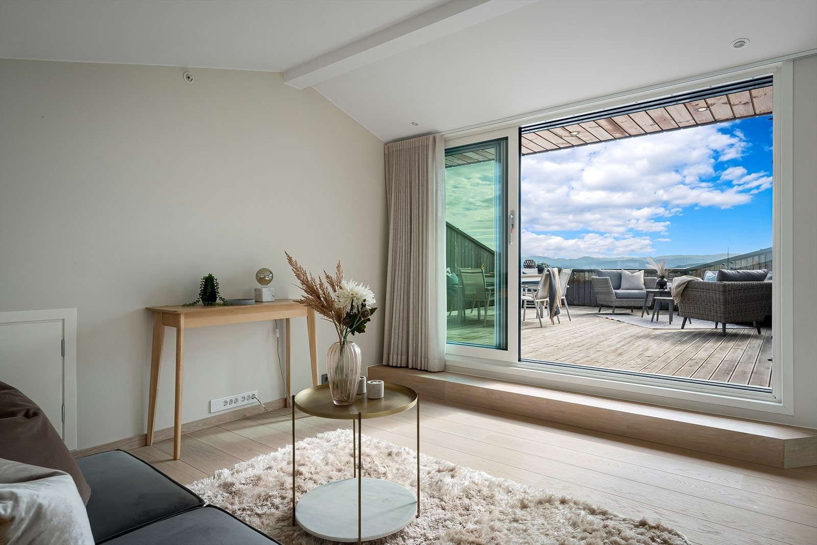 Fra loftstuen har man utgang til takterrassen Galleribilde