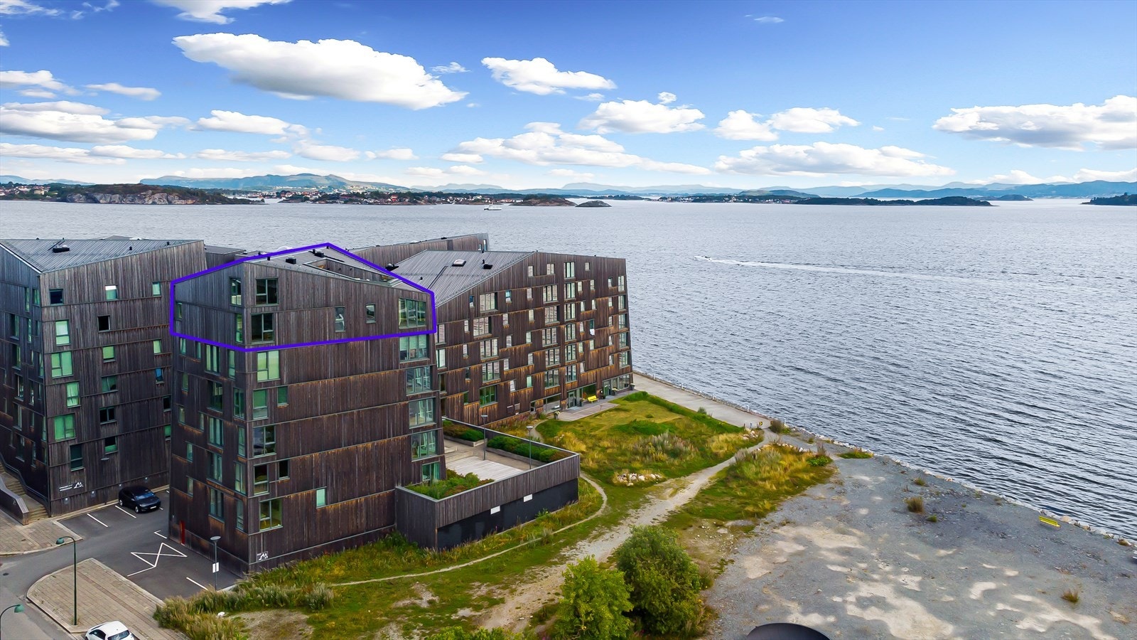 Siriskjeret 11 har en særdeles attraktiv beliggenhet! Her bor du i sjøkanten med panorama utsikt Galleribilde