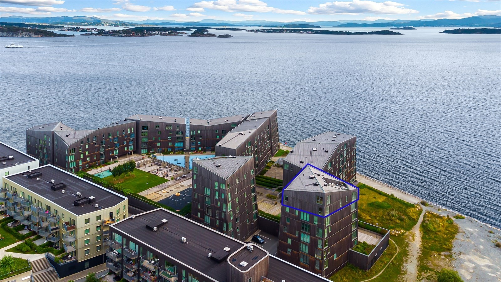 Det er et maritim miljø rundt leiligheten, hvor du har både småbåthavner og badeplasser like ved Galleribilde