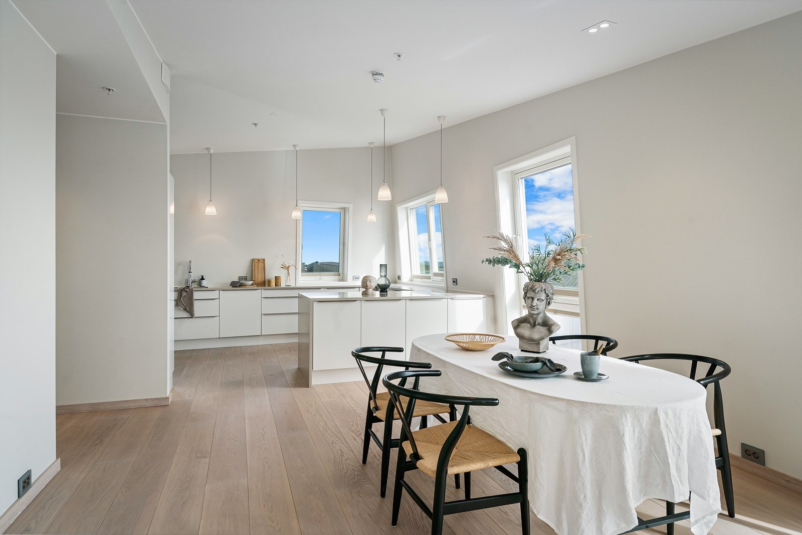 Spisestuen har god plass til stort spisebord for hele familien Galleribilde