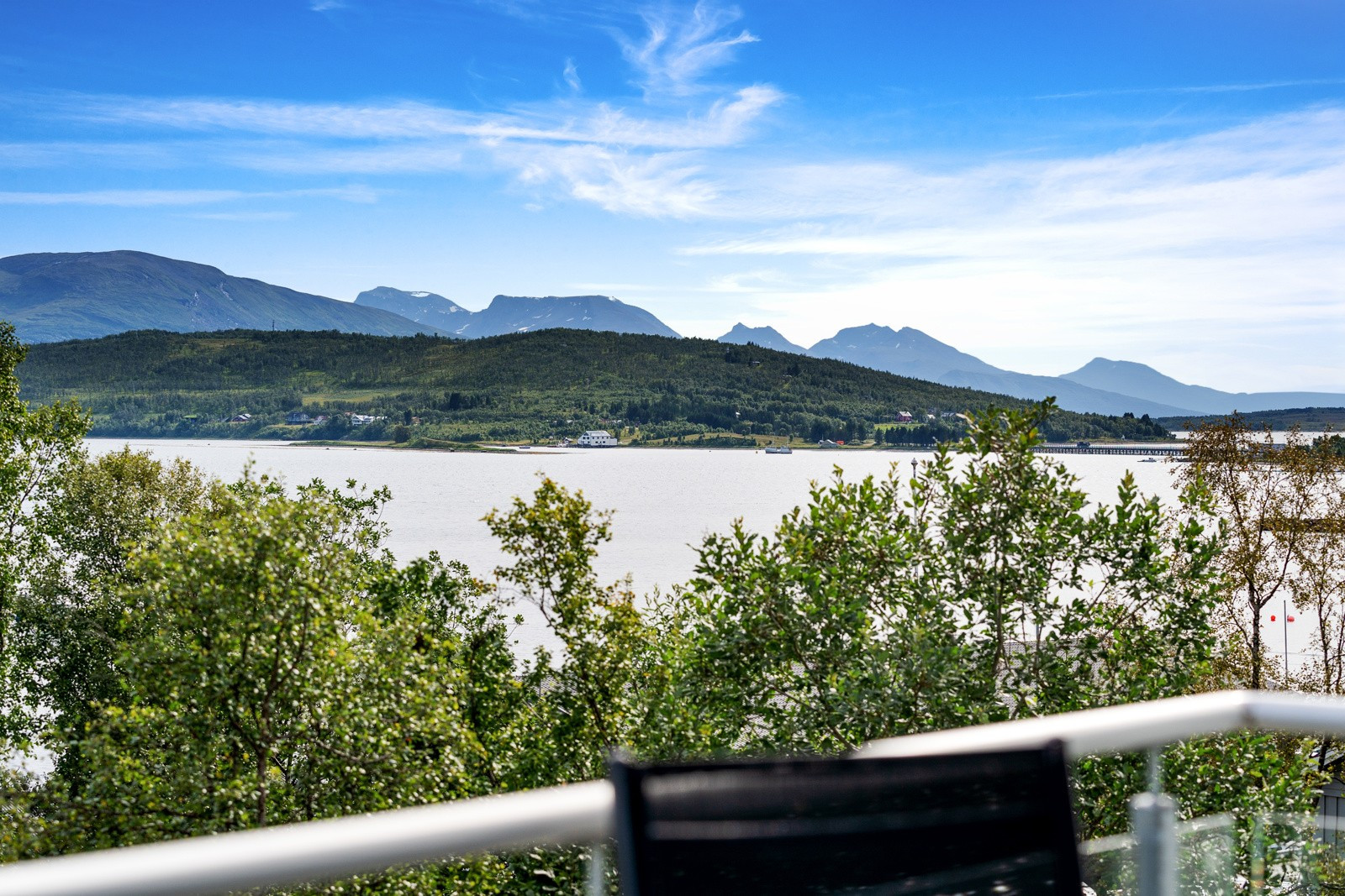 Terrasse på fremsiden av bygget. Flott utsikt over Eidkjosen