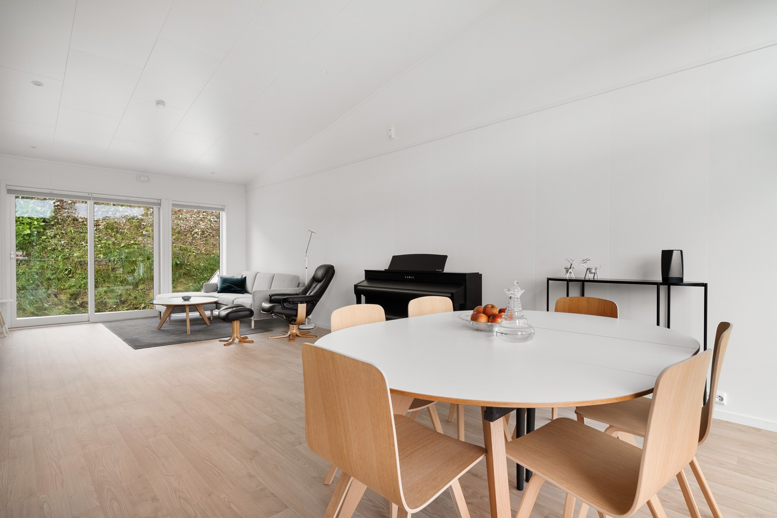 Åpen løsning med gjennomgående lysinnslipp. Stuen har varme i gulv. Skyvedør til terrasse på baksiden.
