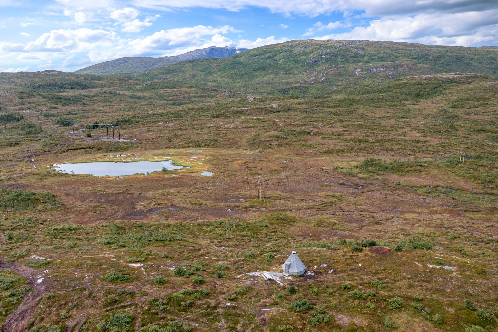 Like bak eiendommen finner du flotte friluftsområder. På vinteren tråkkes det skispor både i retning Straumsbukta og Storelva.