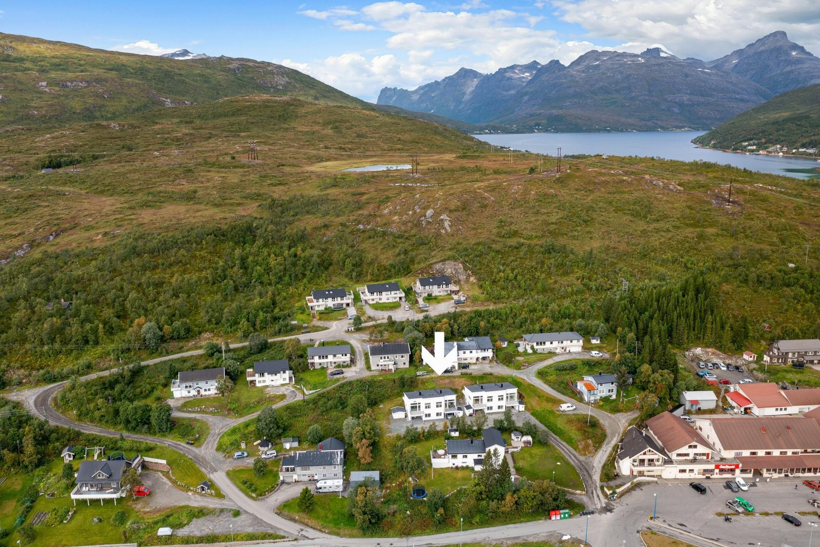 Boligen ligger flott plassert på et høydedrag like ved Eide Handel. Flott utsikt og gode lysforhold