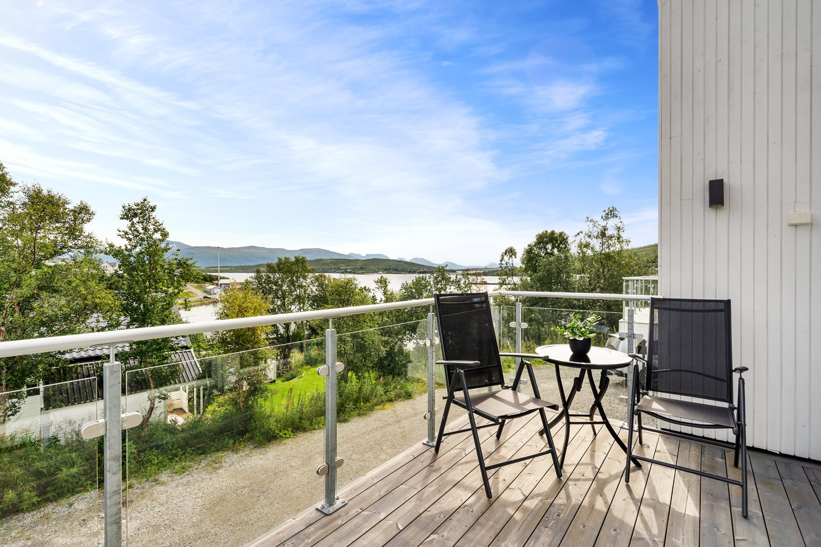 Terrasse over carport. Flott utsikt over Eidkjosen.