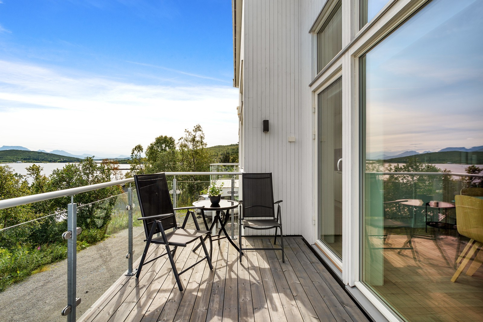 Terrasse på fremsiden av bygget. Flott utsikt over Eidkjosen