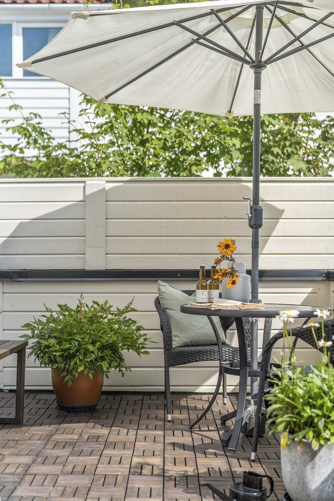 Her har man solen fra ca. kl. 09:00 til 18:00 midtsommers. Galleribilde