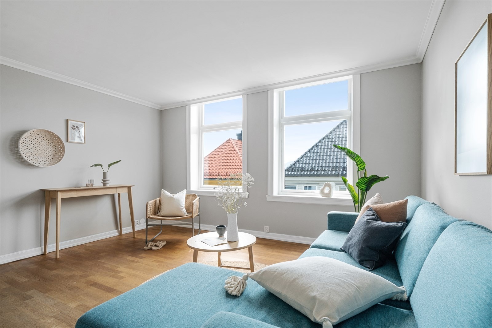 Store vestvendte vinduer som gir godt med lys inn i rommet. Galleribilde