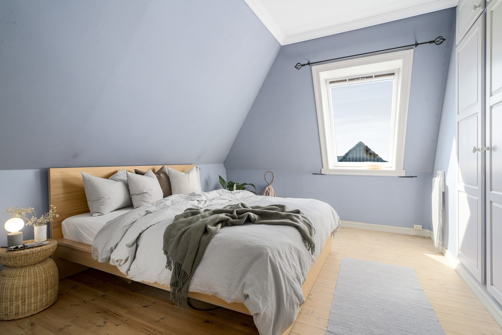 Legg merke til de nydelige furugulvet som er gjennomgående i denne etasjen. Galleribilde