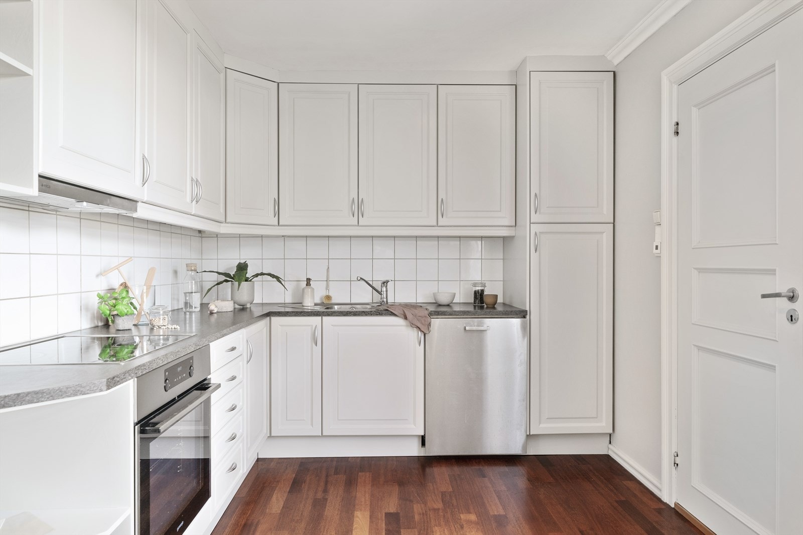 Kjøkkenet er eldre, men velholdt og funksjonelt med godt med skapplass. Nymalte fronter i 2021. Galleribilde