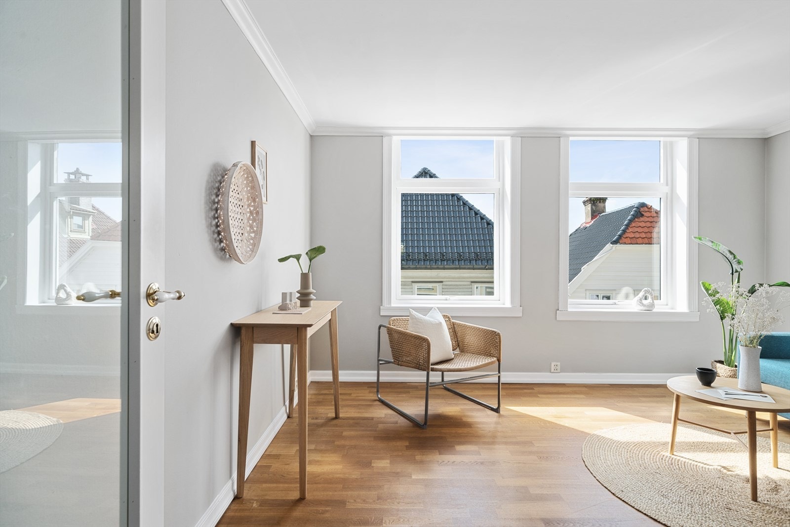 Lys og tiltalende stue med slette fine overflater og parkett på gulv. Galleribilde