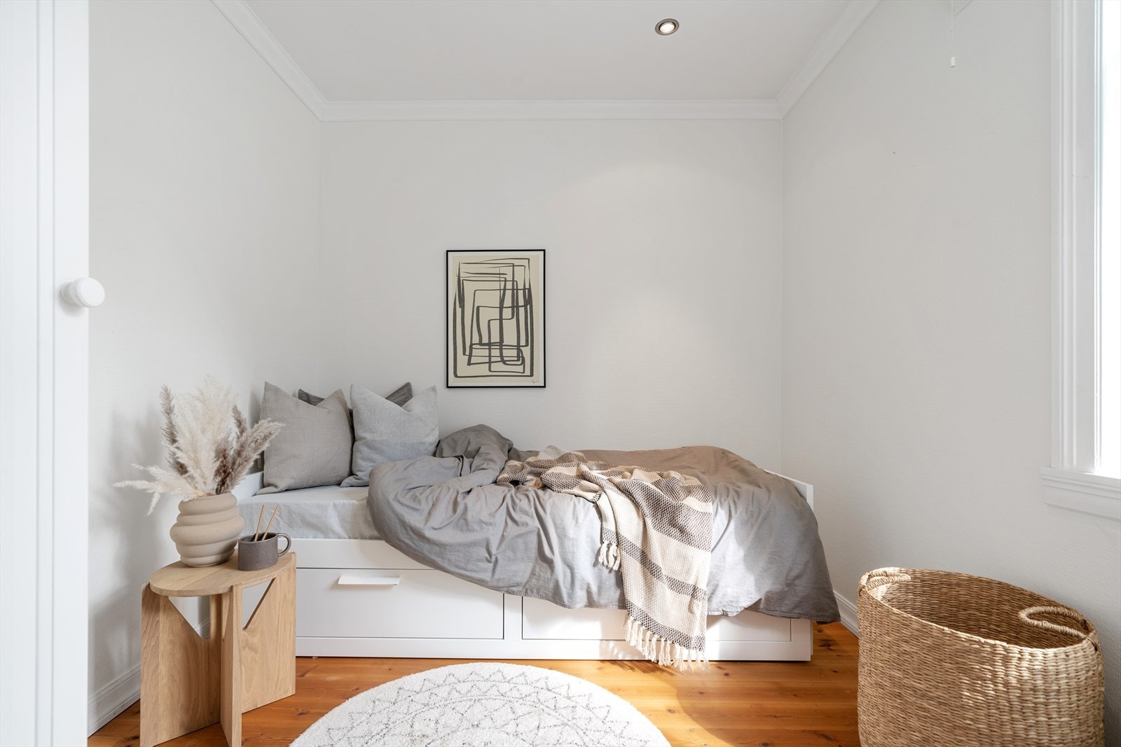 Lite men likevel funksjonelt soverom på ca. 6 kvm. Veldig kjekt å ha som gjesterom og/eller hjemmekontor. Galleribilde