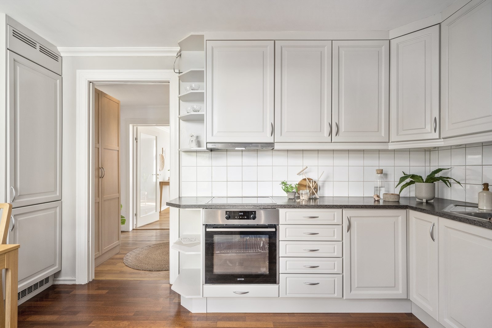 Kjøkkenet inneholder integrert stekeovn, platetopp, kjøleskap med frysedel og oppvaskmaskin. Hvitevarene på kjøkken medfølger. Galleribilde