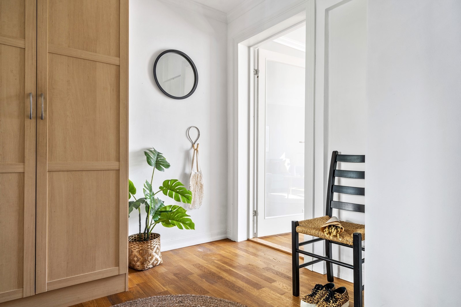 Romslig entré/gang med plass til garderobeskap, sittebenk og noe annet møblement. Galleribilde