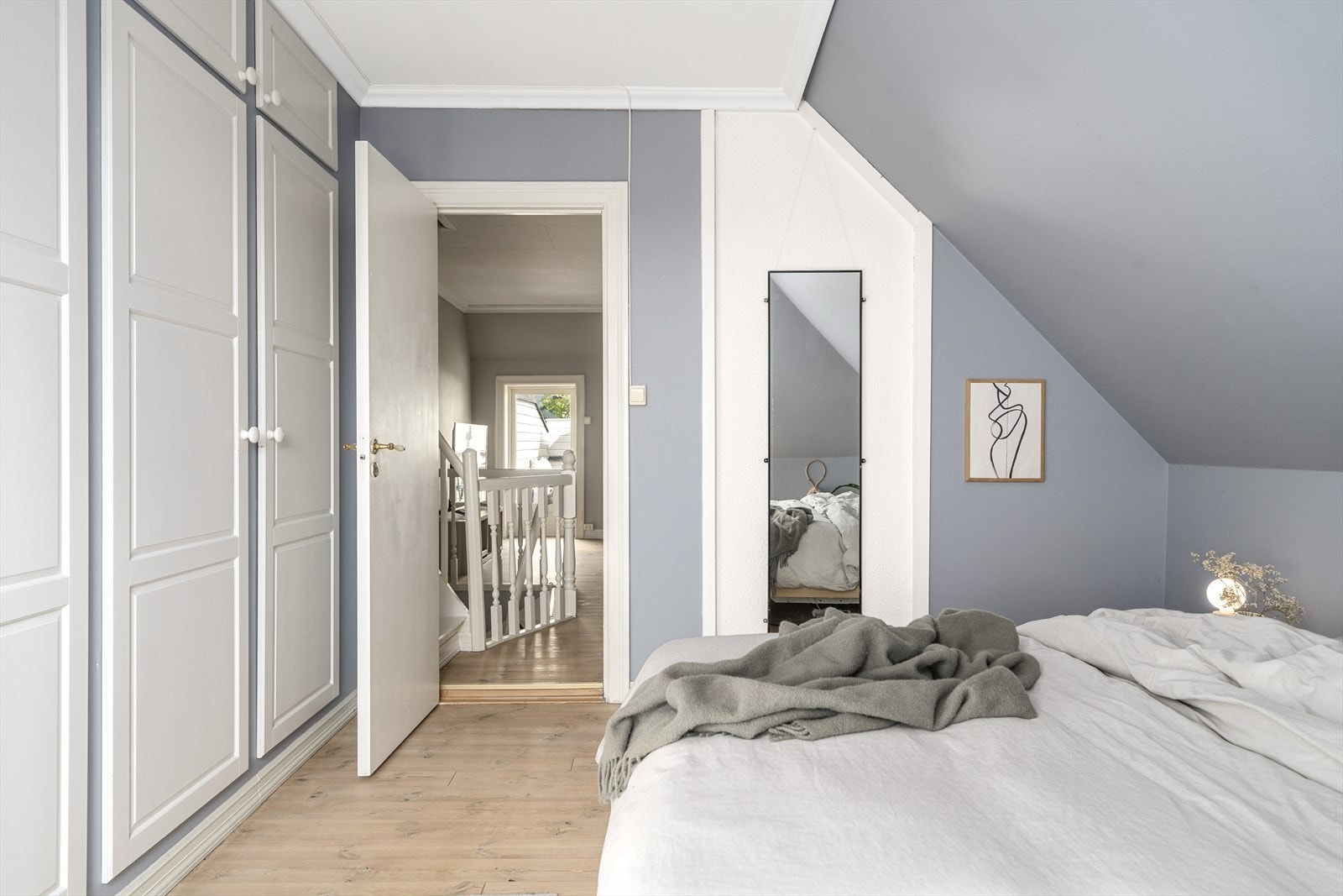 Boligens hovedsoverom ligger også i denne etasjen. Rommet er romslig og har en stor innebygget garderobe. Galleribilde