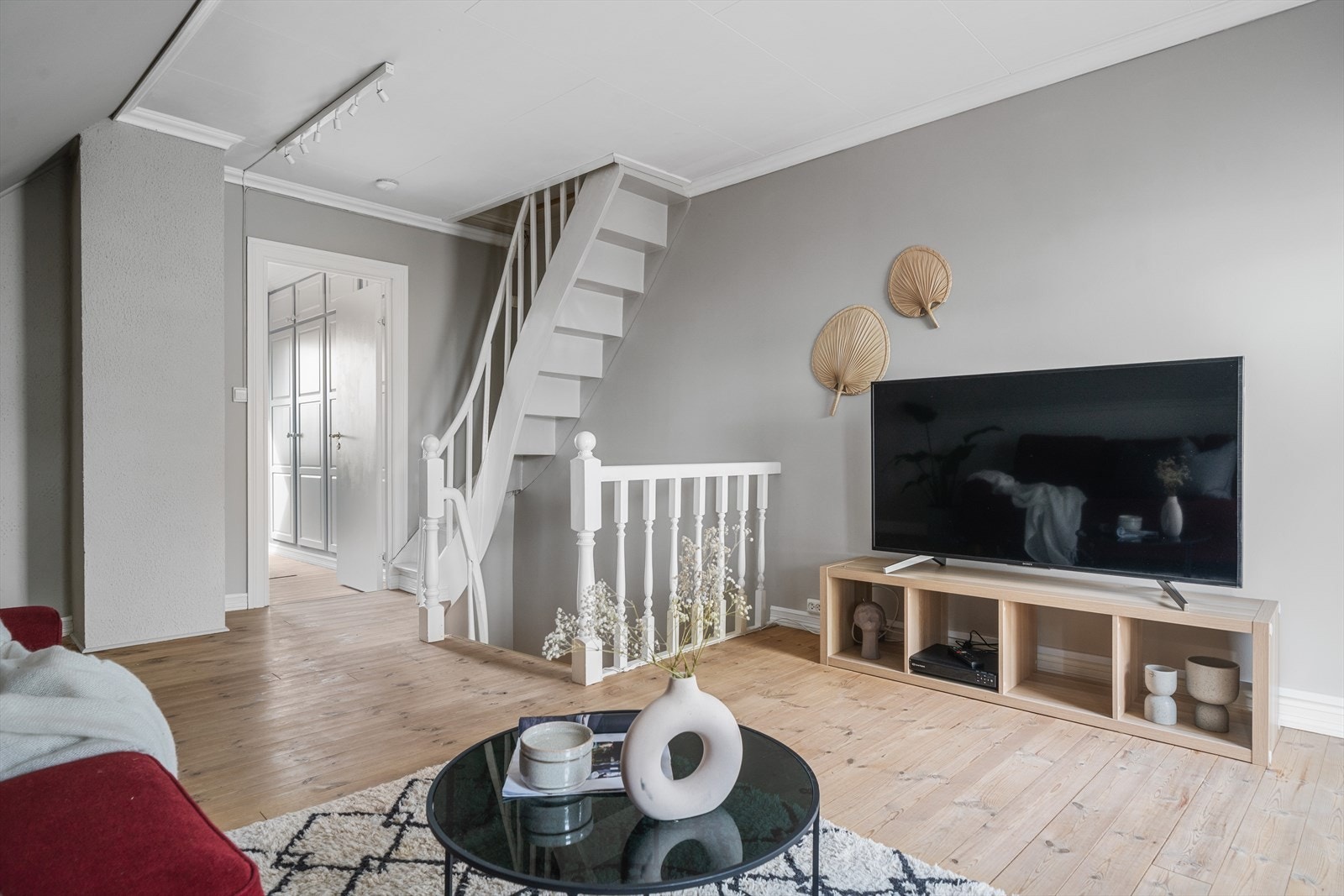 Opp trappen kommer man opp i en herlig loftstue. Trappen videre opp leder opp til et koffertloft. Galleribilde