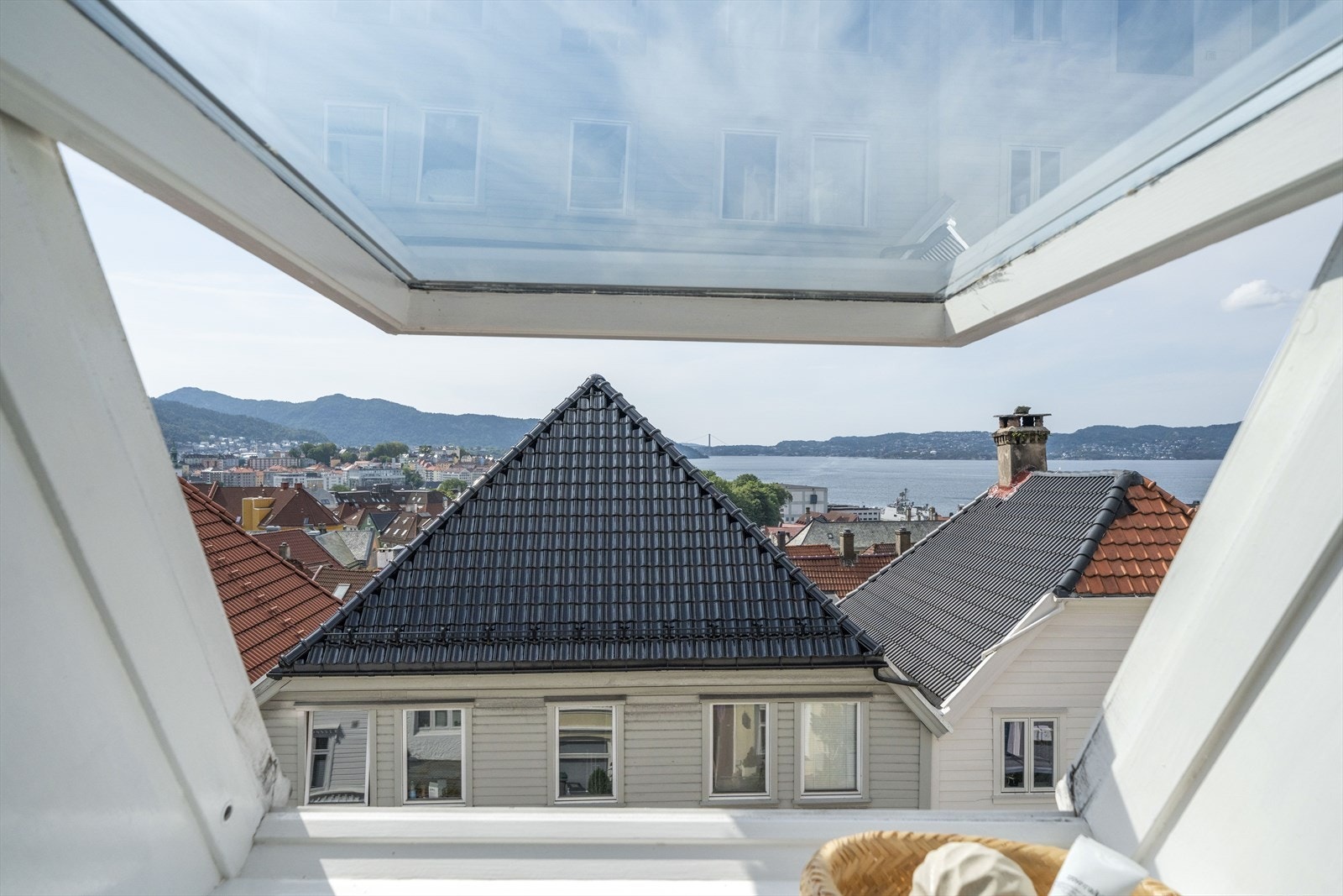 Fra soverommet er det flott utsikt mot innseilingen. Her kan man også nyte de siste timene med sol. Galleribilde