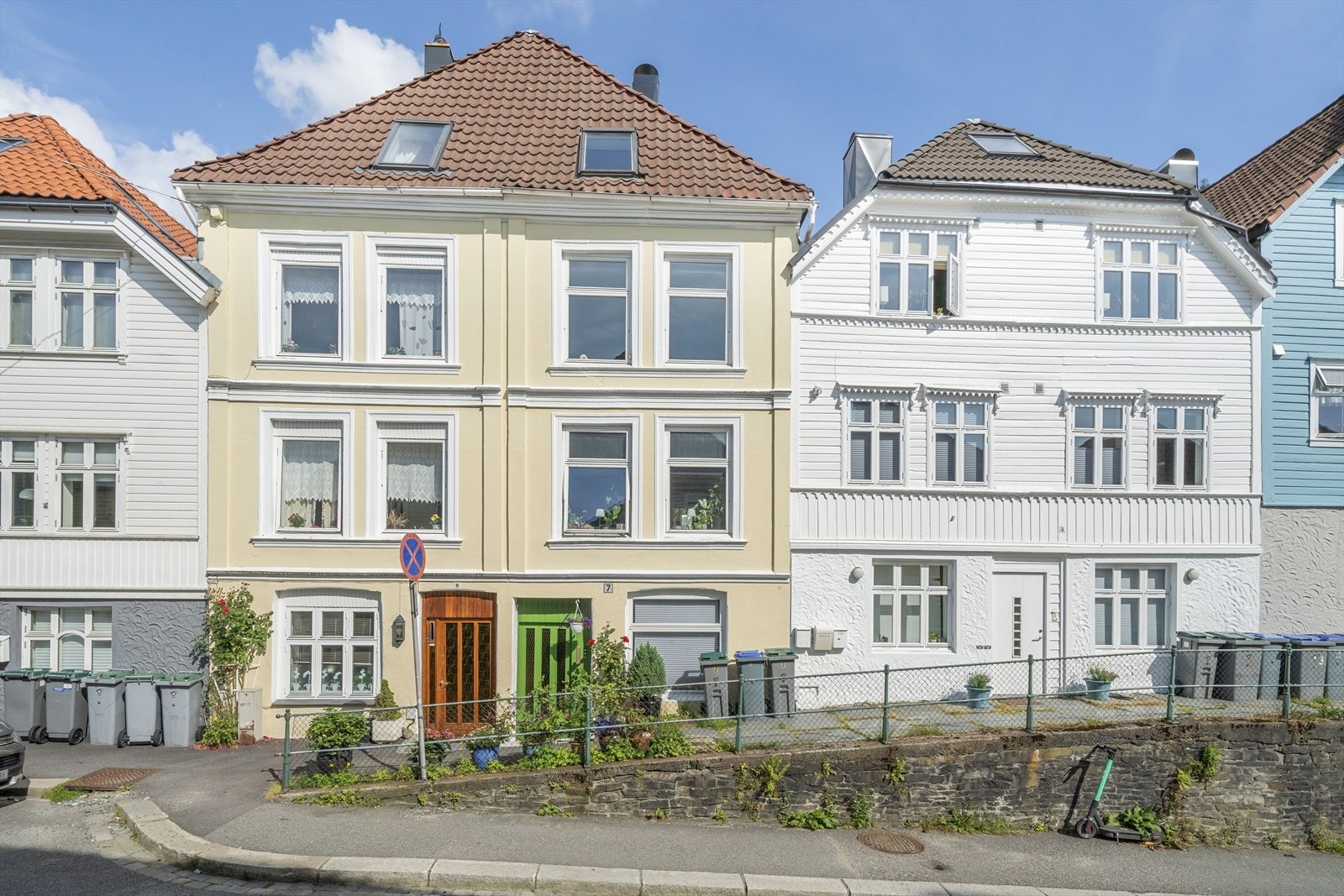 Svært sjarmerende murhus bestående av kun to boenheter. Galleribilde