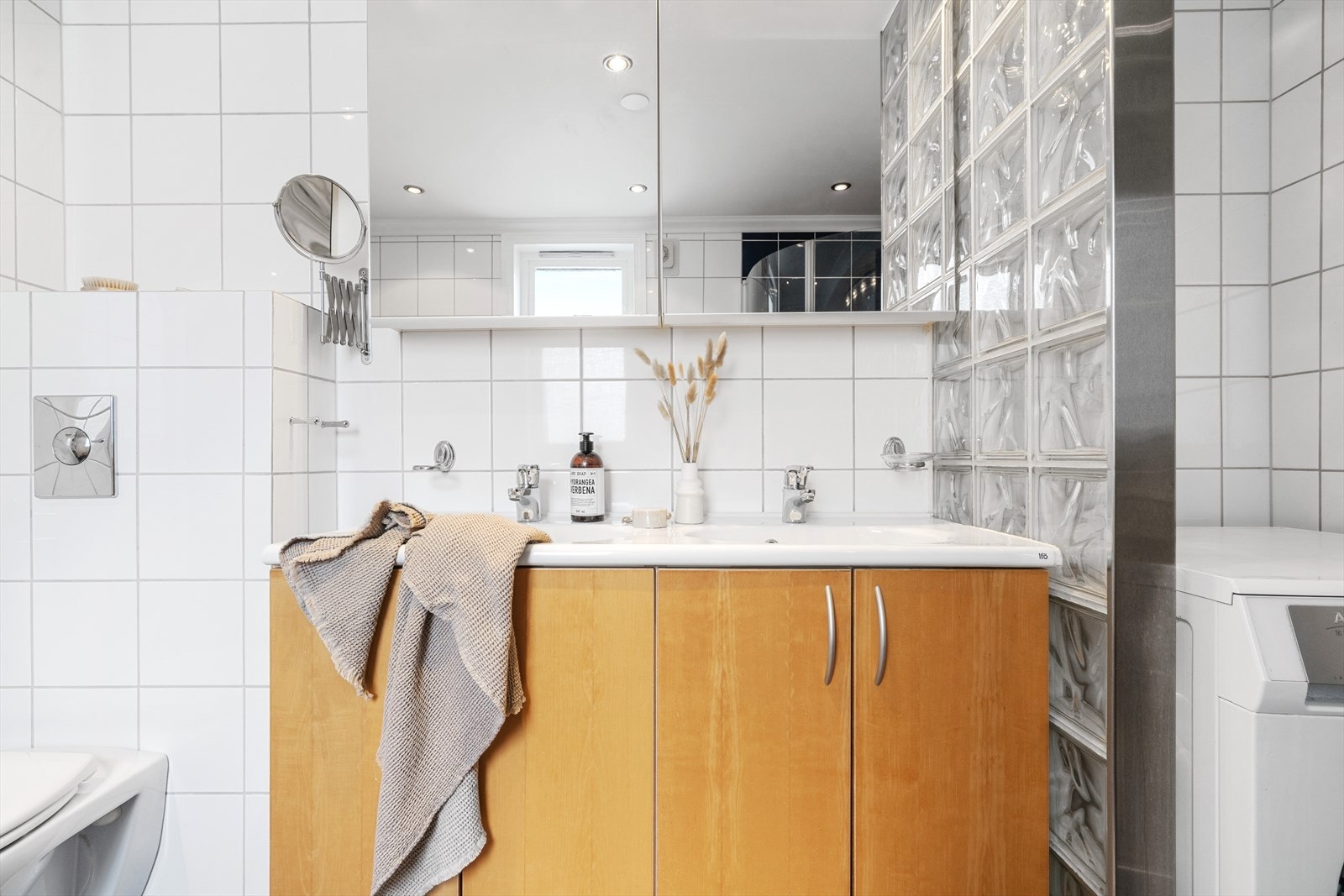 Dobbeltservant med skap som gir god oppbevaringsplass til baderomsartikler. I tillegg er det et stort speilskap på badet. Galleribilde