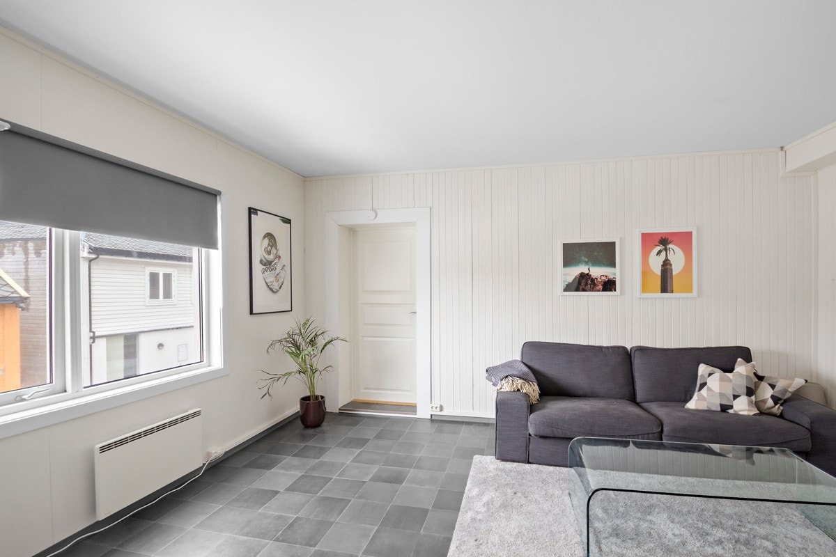 Romslig stue. På bilde ser vi adkomst til soverom Galleribilde