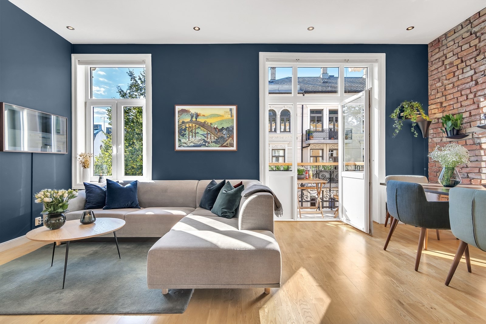 Store vindusflater og generøs takhøyde (2,97m) gir et luftig preg. Galleribilde